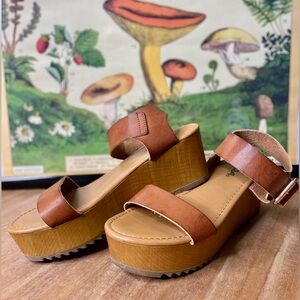 SODA Platform Shoes Size: 8